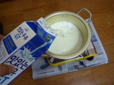 저지방 또는 일반 우유를 냄비에 붓고 끓일 준비를 한다.