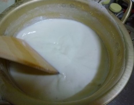 우유를 저으며 졸인다. 끓으면서 위에 생기는 막은 걷어 내고, 1/3 정도가 될 때까지 졸인 뒤 식힌다.